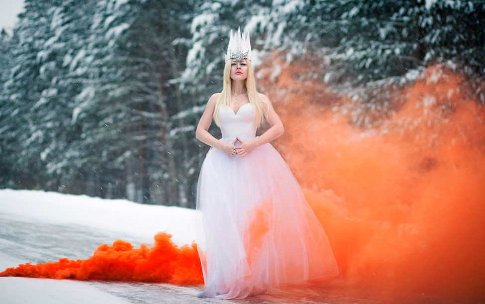 Фотосессия в образе снежной королевы в оранжевом дыму